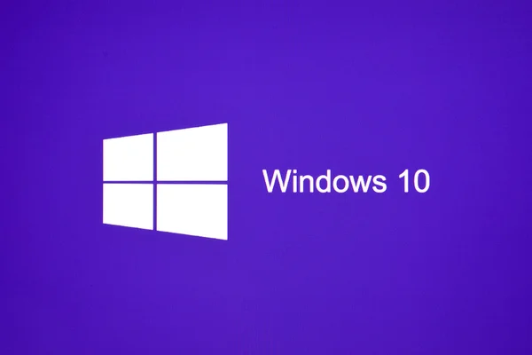 La pantalla del logotipo en el sistema operativo Windows 10 . —  Fotos de Stock