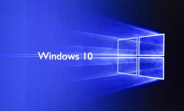 Logo ekran Windows 10 işletim sistemi.