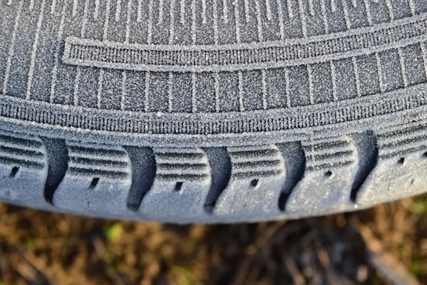 霜在橡胶轮胎轮子上 — 图库照片
