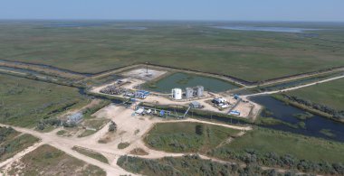 Petrol ayırma ekipmanlarının üst görüntüsü. Kurutma gazı ve yoğunlaştırma koleksiyonu için ekipman. Petrol sahası ekipmanı.