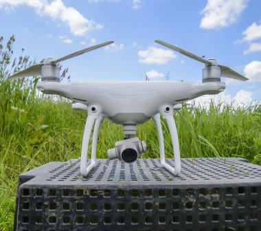 Plastik bir kutu çimlerin üzerinde quadrocopters