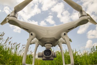 Plastik bir kutu çimlerin üzerinde quadrocopters