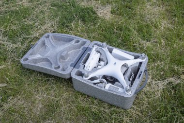 Rusya, Poltavskaya Köyü - 13 Mayıs 2016: quadrocopters ile DJI indeks işlem Phantom 4 ile dava açmak. Çim üstünde belgili tanımlık kutu açılış.