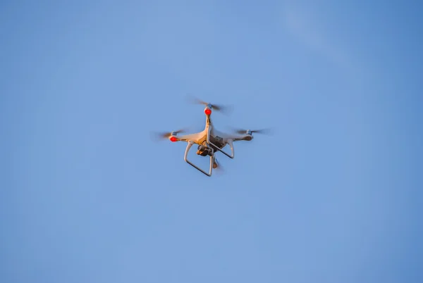 El dron, flotando en el cielo. Quadrocopteros de vuelo —  Fotos de Stock