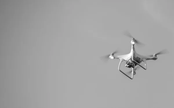 O drone a pairar no céu. Quadricópteros de voo — Fotografia de Stock