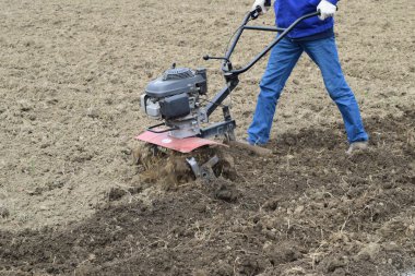 Yürüyüş arka plan traktör altında patates dikim