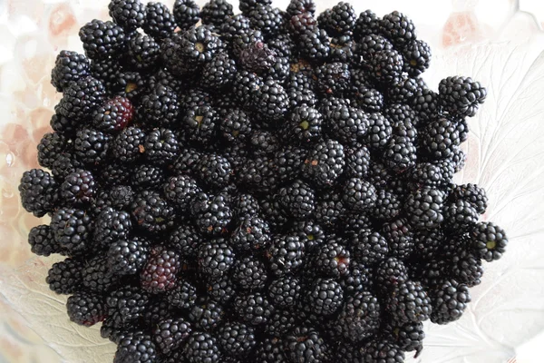 Placa Con Moras Negras Bayas Frutos Bayas Sobre Mesa — Foto de Stock