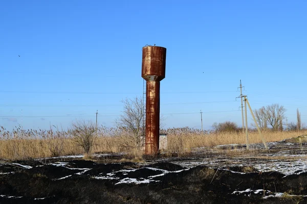 生锈的水塔 旧的乡村社区通信 — 图库照片