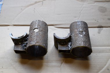 Parçalar kaynak çubuklar elektrik kaynak tarafından rafları. Öğütme makineleri ve kaynak kullanım izleri.