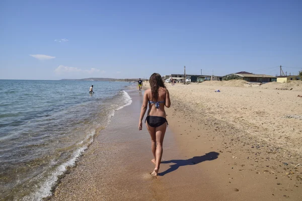 Mädchen Fuß Strand Rückansicht Spazieren Sie Die Dunkelhaarige Frau Badeanzug — Stockfoto