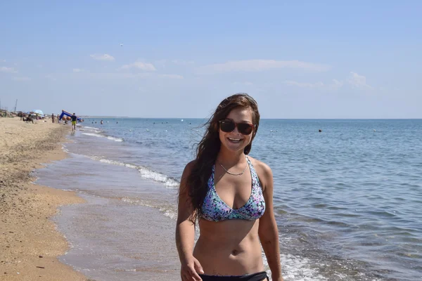 해변에 해변에는 해안선을 수영복에 여자를 — 스톡 사진