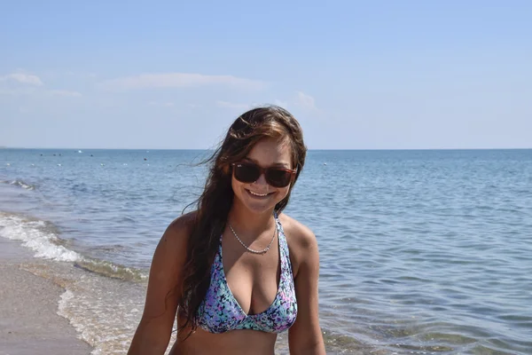 海の背景の女の子 ビーチで水着の女の子での休暇 — ストック写真