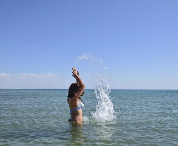 Sie streut Meerwasser — Stockfoto