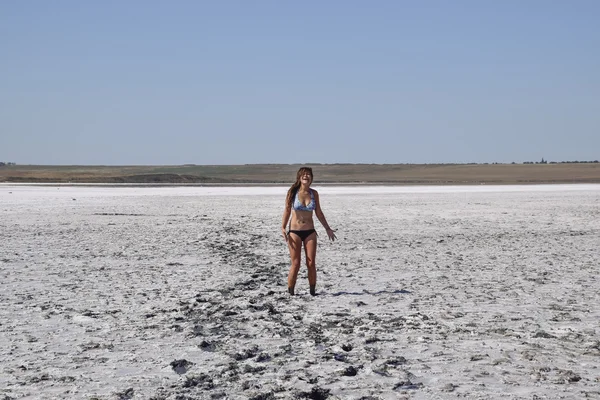 Ragazza Piedi Sul Fondo Asciutto Lago Salato Cammina Donna Dai — Foto Stock