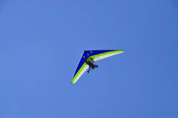 Trike, volando en el cielo con dos personas — Foto de Stock