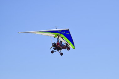 Trike, iki kişi ile gökyüzünde uçan