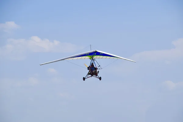 Dreirad fliegt mit zwei Personen in den Himmel — Stockfoto