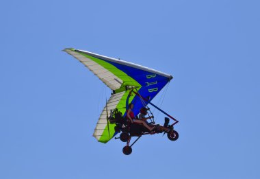 Trike, iki kişi ile gökyüzünde uçan