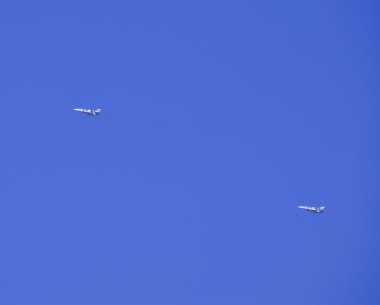 Gökyüzünde uçan avcı. Askeri uçak egzersizleri.