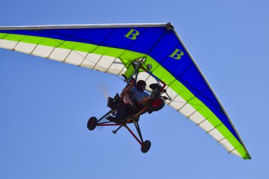 Trike, iki kişi ile gökyüzünde uçan