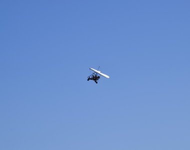 Trike, iki kişi ile gökyüzünde uçan. Aşırı eğlence seyahat etmek.