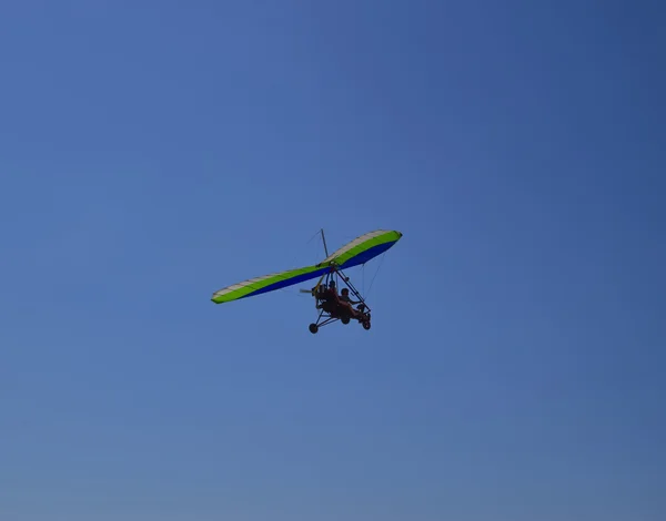 Trike Voando Céu Com Duas Pessoas Viajantes Entretenimento Extremo — Fotografia de Stock