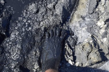 İnsan ayağı Tuz Gölü tuzlu su ve çamur içinde. Tedavi edici çamurlar ve tuz.