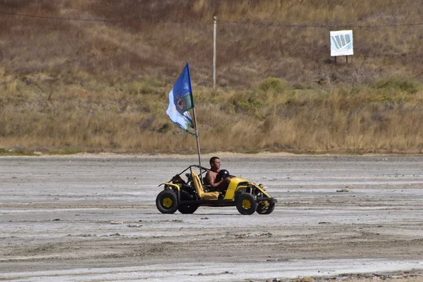 迷你摩托运输通行证为咸水湖的 — 图库照片