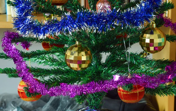 Weihnachtsspielzeug Und Schmuck Weihnachtsbaum Lametta Kugeln Und Spielzeug Zieren Tanne — Stockfoto