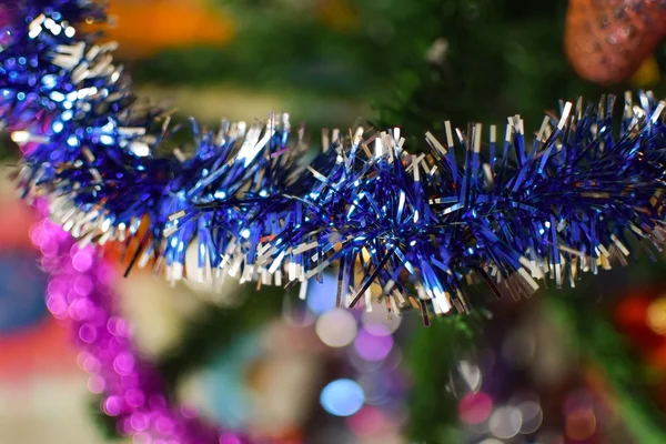 Weihnachtsspielzeug Und Schmuck Weihnachtsbaum Lametta Kugeln Und Spielzeug Zieren Tanne — Stockfoto