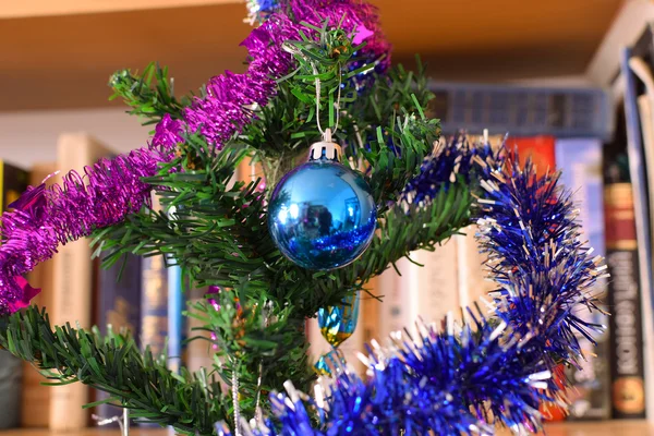 Weihnachtsspielzeug Und Schmuck Weihnachtsbaum Lametta Kugeln Und Spielzeug Zieren Tanne — Stockfoto