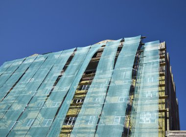 Yeni inşa edilen yüksek katlı binada güvenlik ağı. Yeşil Kılavuzu bina yükseklikten düşen nesneler üzerinde.