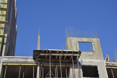Çok öykülü bir bina inşaatı. Binanın beton duvar montajı.