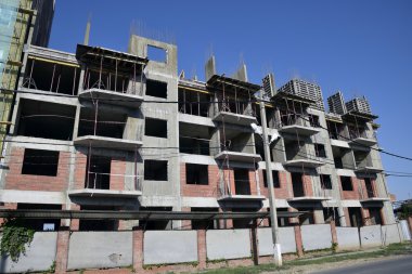 Çok öykülü bir bina inşaatı. Binanın beton duvar montajı.