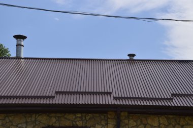 Çürük çarşafın çatısı. Metal profil dalgalı şeklinin çatısı.