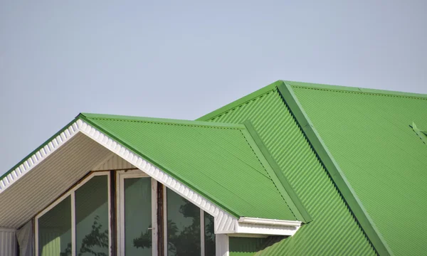 Casa Con Finestre Plastica Tetto Verde Lamiera Ondulata Copertura Profilo — Foto Stock