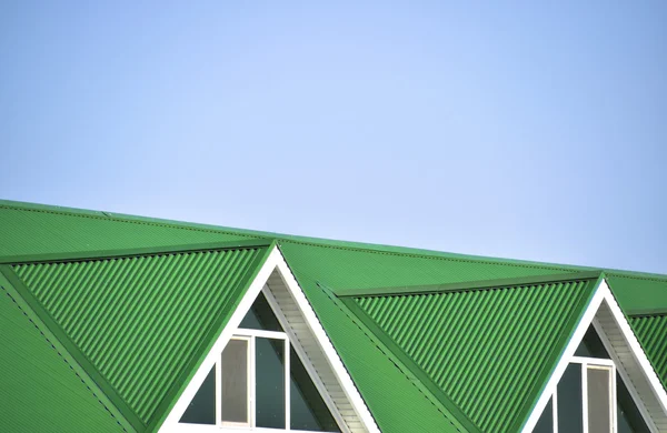 房子里有塑料窗户和一层波纹板的绿色屋顶 塑料窗屋内金属型材波浪形屋面 — 图库照片