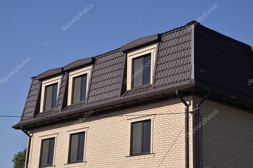 Das Haus Mit Kunststoff Fenster Und Ein Dach Aus Wellblech ... Das Haus Mit Kunststoff Fenster Und Ein Dach Aus Wellblech ...