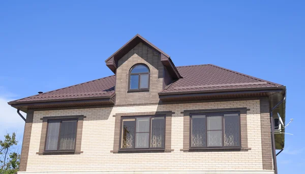 Casa Con Ventanas Plástico Techo Chapa Corrugada Techos Perfil Metal —  Fotos de Stock