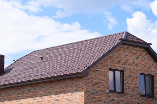 プラスチック製の窓と波板の屋根を持つ家 プラスチック製の窓が付いている家の波状形状金属の屋根ふき — ストック写真