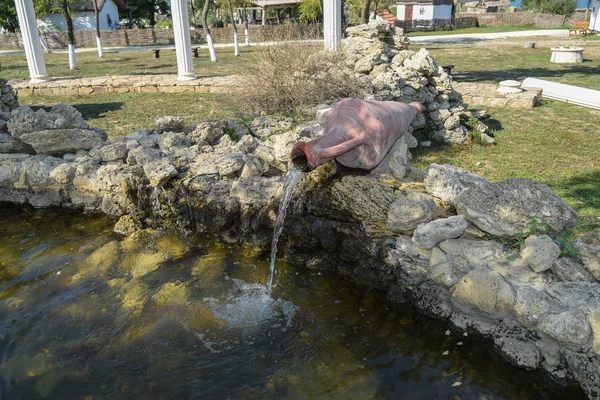 水は水差しから池に注ぐ 装飾的な池 — ストック写真