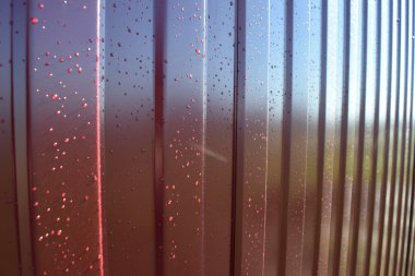 Metal profilinin çapraz deseni.