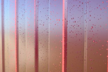 Metal profilinin çapraz deseni.