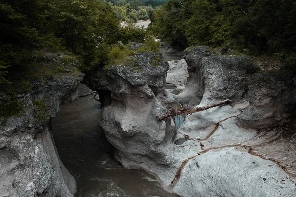 Гірська річка в ущелині . — стокове фото