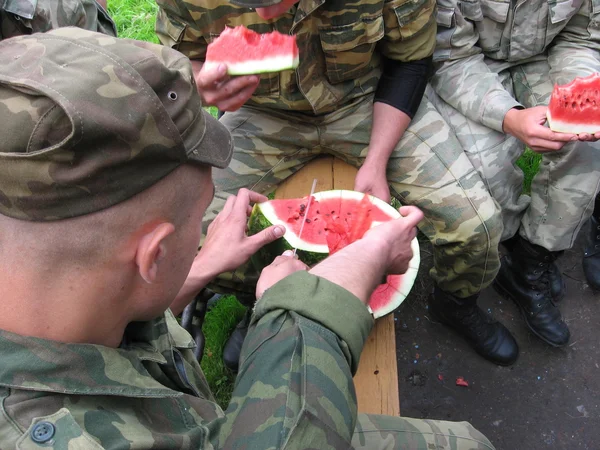 吃西瓜 士兵们吃西瓜 — 图库照片