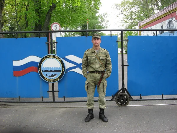 Der Soldat am Kontrollpunkt. Kontrolle der Art und Weise der Aufnahme. — Stockbild Der Soldat Kontrollpunkt Kontrolle Der Art Und Weise Der Aufnahme — Stockfoto