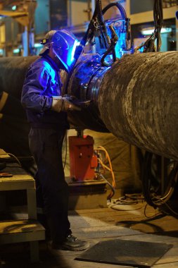 Boru hattının kaynak. Özel mobil makine tarafından bağlantı kaynak yaratma süreci.