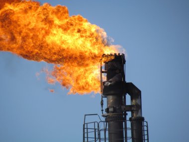 Bir petrol sahasını sistemde meşale