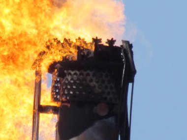 Bir petrol sahasını sistemde meşale