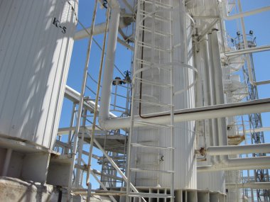 Petrol rafinerisi teknolojik sütunları.